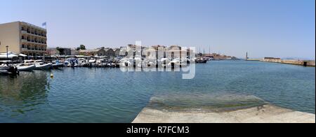 Chania, Creta - 5° luglio 2018:il faro veneziano custodisce il porto di Chania Foto Stock