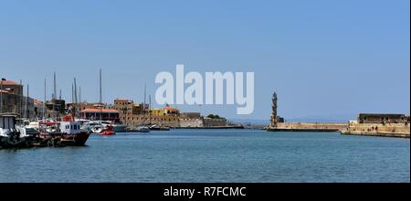 Chania, Creta - 5° luglio 2018:il faro veneziano custodisce il porto di Chania Foto Stock