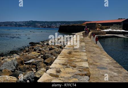 Chania, Creta - 5° luglio 2018:camminando su di un antico molo di Chania Foto Stock