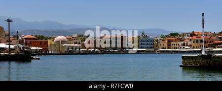 Chania, Creta - 5° luglio 2018:Il trafficato porto di Chania Foto Stock