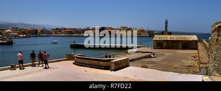 Chania, Creta - 5° luglio 2018:il faro veneziano custodisce il porto di Chania Foto Stock