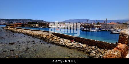 Chania, Creta - 5° luglio 2018:Il porto veneziano di Chania Foto Stock