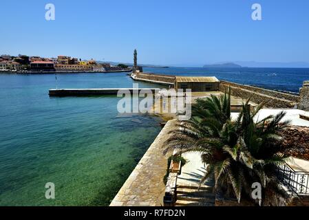 Chania, Creta - 5° luglio 2018:il faro veneziano custodisce il porto di Chania Foto Stock