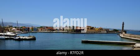 Chania, Creta - 5° luglio 2018:il faro veneziano custodisce il porto di Chania Foto Stock