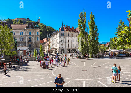 Lubiana, Slovenia - 2013: turistico a piedi attorno a Piazza Preseren Foto Stock