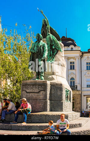 Lubiana, Slovenia - 2013: Preseren statua è un tardo storicistico statua in bronzo della nazionale slovena poeta France Preseren situato al lato orientale Foto Stock