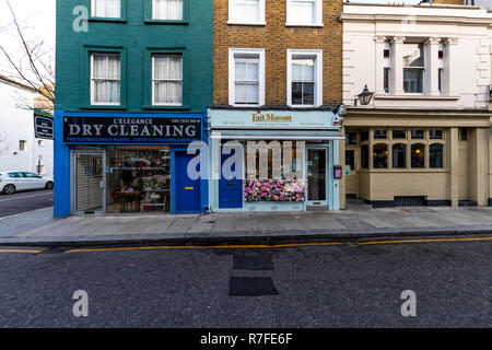 Composizione floreale al di fuori Fait Maison cafe, Stratford Street, Kensington, Londra. Regno Unito Foto Stock