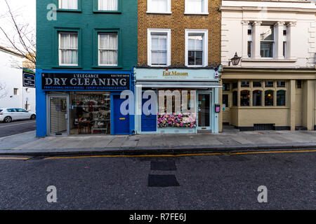 Composizione floreale al di fuori Fait Maison cafe, Stratford Street, Kensington, Londra. Regno Unito Foto Stock
