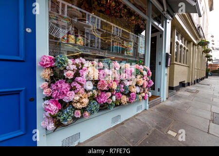 Composizione floreale al di fuori Fait Maison cafe, Stratford Street, Kensington, Londra. Regno Unito Foto Stock