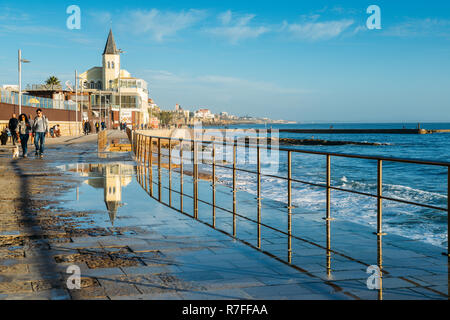 Estoril, Portogallo - 8 Dicembre 2018: Spray da spruzzi delle onde sulla passerella che conduce alla spiaggia di Tamariz in Atlantic resort città di Estoril vicino a Lisbona, Foto Stock