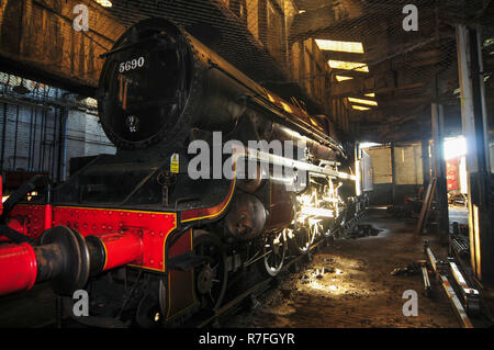 Carnforth, Lancashire, Regno Unito, 27 dicembre, 2008. Abbandonati i treni a vapore e materiale rotabile al una volta Steamtown iconica a Carnforth, in zona di potenza motrice deposito (MPD), il Lancashire che era un attrazione negli anni settanta per degli anni novanta. Il cantiere detenute Pullman stock, old British Railways e Inter-City stock, Royal Mail carrelli così come molti vapore e treni diesel. Credito: Michael Scott/Alamy Live News Foto Stock