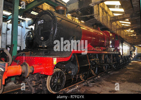 Carnforth, Lancashire, Regno Unito, 27 dicembre, 2008. La scuola di Hogwarts 5972 Ferrovie treno a vapore e carrelli memorizzati a Carnforth MPD treno sciavero nel 2008. La locomotiva fu costruita nel mese di aprile del 1937 e il suo nome attuale è stato 5972 Olton Hall. Durante Harry Potter riprese ha portato alla scuola di Hogwarts Express targhetta di fabbrica. Nel 2015 la locomotiva (non i carrelli) è stato messo su permanente la visualizzazione statica di Warner Bros Studio in giro per Londra, la realizzazione di Harry Potter, vicino a Watford. Credito: Michael Scott/Alamy Live News Foto Stock