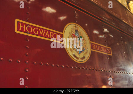 Carnforth, Lancashire, Regno Unito, 27 dicembre, 2008. La scuola di Hogwarts 5972 Ferrovie treno a vapore e carrelli memorizzati a Carnforth MPD treno sciavero nel 2008. La locomotiva fu costruita nel mese di aprile del 1937 e il suo nome attuale è stato 5972 Olton Hall. Durante Harry Potter riprese ha portato alla scuola di Hogwarts Express targhetta di fabbrica. Nel 2015 la locomotiva (non i carrelli) è stato messo su permanente la visualizzazione statica di Warner Bros Studio in giro per Londra, la realizzazione di Harry Potter, vicino a Watford. Credito: Michael Scott/Alamy Live News Foto Stock