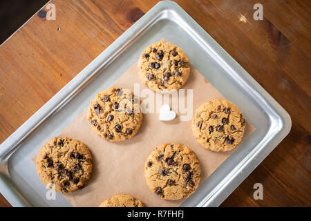 Senza glutine i cookie con tutti senza glutine ingredienti sul vassoio di assistenza Foto Stock