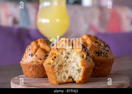 Halloumi muffin freschi con limonata artigianale in legno con sfondo vintage Foto Stock