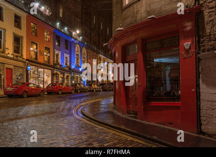 I negozi di specialità del West Bow in Edinburgh portare un fascino del vecchio mondo per il periodo di Natale nel 2018 Foto Stock