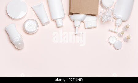 Cosmetici Prodotti per la cura della pelle con carta kraft borsa merci. Acquisto di cosmetici, prodotti di bellezza shopping sfondo con spazio di copia Foto Stock
