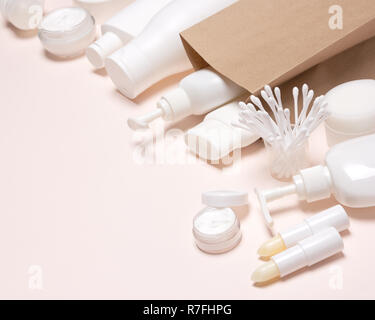 I prodotti cosmetici con carta kraft borsa merci. Messa a fuoco selettiva, spazio di copia Foto Stock