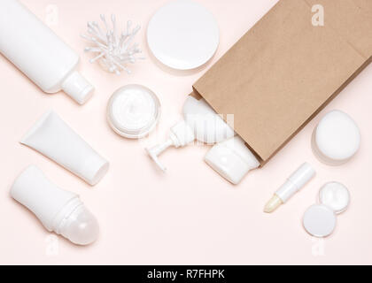 Cosmetici Prodotti per la cura della pelle con carta kraft borsa merci Foto Stock