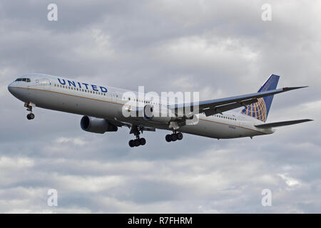 United Airlines Boeing 767-424 N78060 l'atterraggio all'aeroporto di Londra Heathrow Foto Stock