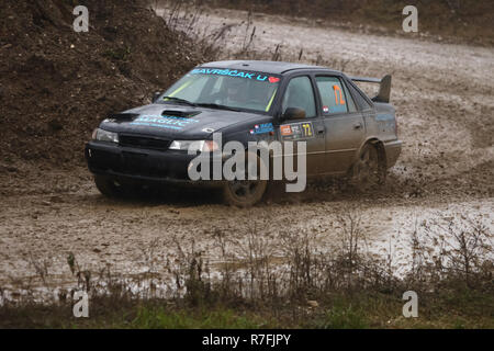 Sveta Nedjelja, Croazia - 25 novembre 2018. 9° Rally Show Santa Domenica. Ivan Draclin e Sara Kaludjerovic dalla Croazia racing nel Daewoo Nexia Foto Stock