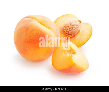 Peach. Pesche fresche con metà isolato su sfondo bianco. Peschi in un taglio Foto Stock