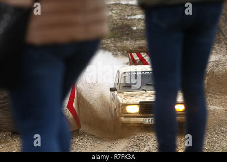 Sveta Nedjelja, Croazia - 25 novembre 2018. 9° Rally Show Santa Domenica. Spettatori guarda la gara dalla diga fangoso di Szilard Szabo e Dominika Foto Stock