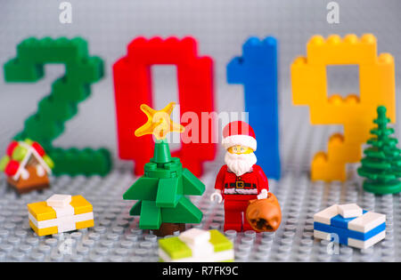 Tambov, Federazione Russa - 02 settembre 2018 albero di Natale, Babbo Natale con sacco e presenta i numeri contro 2019 realizzato da blocchi di Lego su grigio b Foto Stock