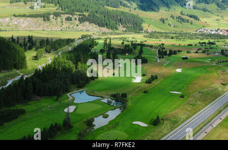 Alpi svizzere: Airshot dal campo da golf Samedan in alta Engadina nel cantone dei Grigioni Foto Stock