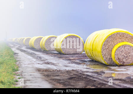 Balle di cotone da John Deere Harvester in Merced County California USA nella valle centrale. Foto Stock