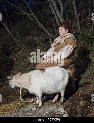 Vicenza, Italia - 30 dicembre 2017: giovane pastore durante un Natale rappresentazione storica nelle grotte di Villaga, Italia. Foto Stock