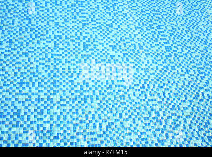 Texture di acqua in piscina piastrellata Foto Stock