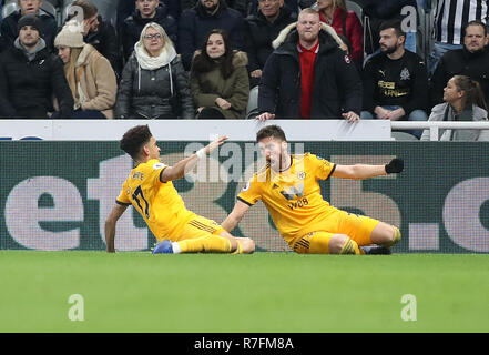 Wolverhampton Wanderers' Matt Doherty (destra) punteggio celebra il suo lato il secondo obiettivo del gioco durante il match di Premier League a St James Park, Newcastle. Foto Stock