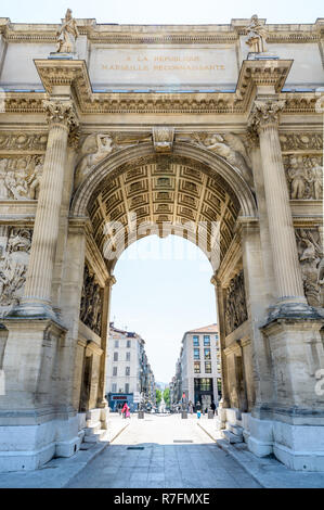 Basso angolo vista della facciata nord della Porte d'Aix, l'arco trionfale di Marsiglia, Francia. Foto Stock