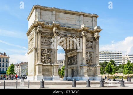 Vista in tre quarti della facciata a sud delle Porte d'Aix, l'arco trionfale di Marsiglia, Francia. Foto Stock