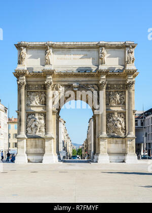 Vista frontale della facciata nord della Porte d'Aix, l'arco trionfale di Marsiglia, Francia. Foto Stock