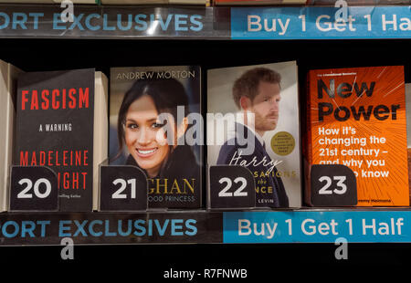 Libri di biografia di Meghan Markle e del principe Harry alla sezione dei bestseller nella libreria di WHSmith, Regno Unito Foto Stock
