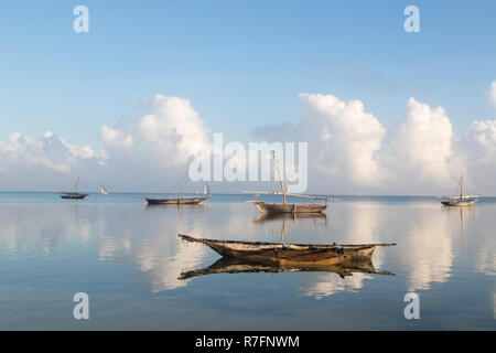 Dhows off Nungwi Beach sull'isola di Zanzibar, Tanzania Foto Stock