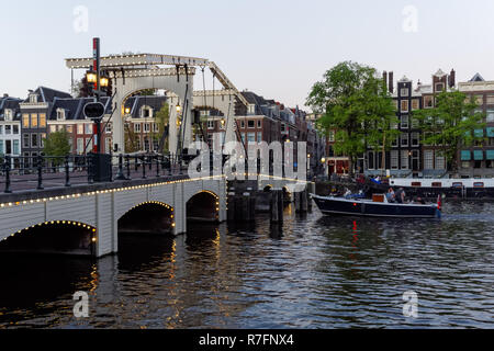Il Magere Brug (Skinny) ponte sul fiume Amstel di Amsterdam, Paesi Bassi Foto Stock