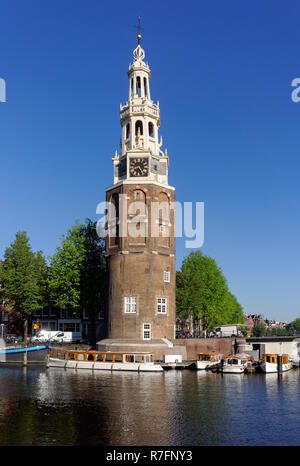 Torre Montelbaanstoren e Oudeschans canal a Amsterdam, Paesi Bassi Foto Stock