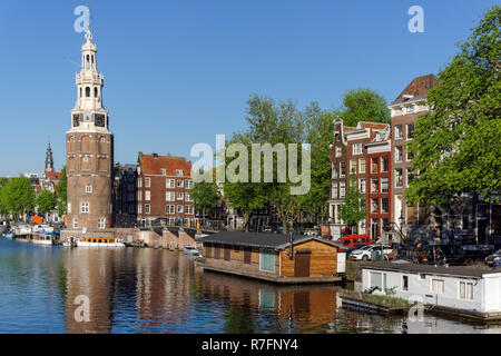 Torre Montelbaanstoren e Oudeschans canal a Amsterdam, Paesi Bassi Foto Stock