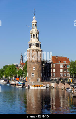 Torre Montelbaanstoren e Oudeschans canal a Amsterdam, Paesi Bassi Foto Stock