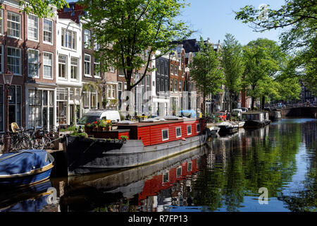 Barche sul Bloemgracht canal a Amsterdam, Paesi Bassi Foto Stock