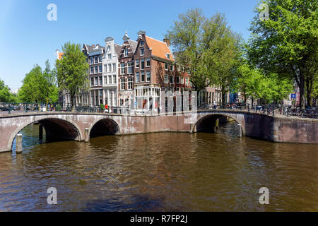 Tradizionali case cittadine Olandesi a canale Keizersgracht in Amsterdam, Paesi Bassi Foto Stock