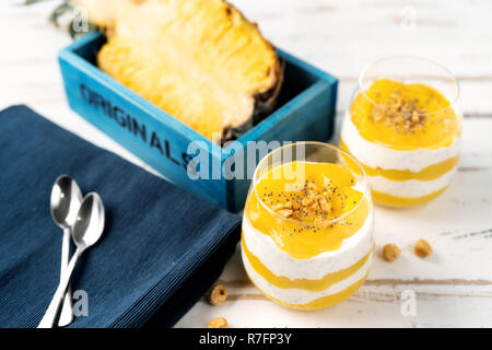 Frullato di mango con yogurt in due bicchieri Foto Stock