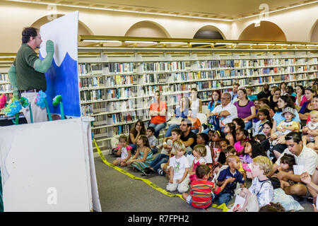 Miami Florida,Cultural Center Plaza,Main Public Library,The Art of Storytelling International Festival,famiglia genitori genitori bambini, m Foto Stock