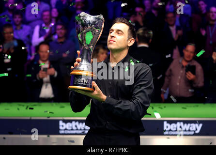 Ronnie O'Sullivan con il trofeo dopo aver vinto il Betway campionato britannico al York Barbican. Foto Stock