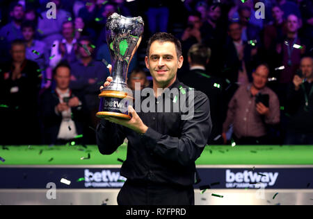 Ronnie O'Sullivan con il trofeo dopo aver vinto il Betway campionato britannico al York Barbican. Foto Stock