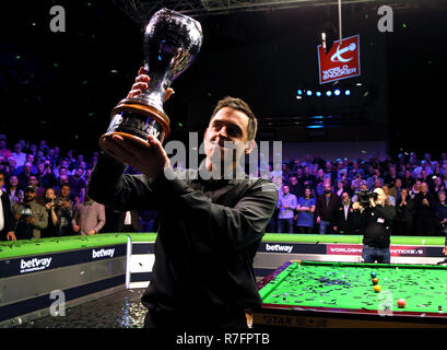 Ronnie O'Sullivan con il trofeo dopo aver vinto il Betway campionato britannico al York Barbican. Foto Stock