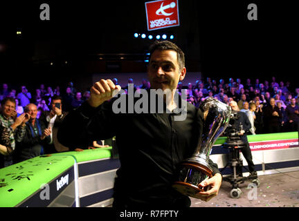 Ronnie O'Sullivan con il trofeo dopo aver vinto il Betway campionato britannico al York Barbican. Foto Stock